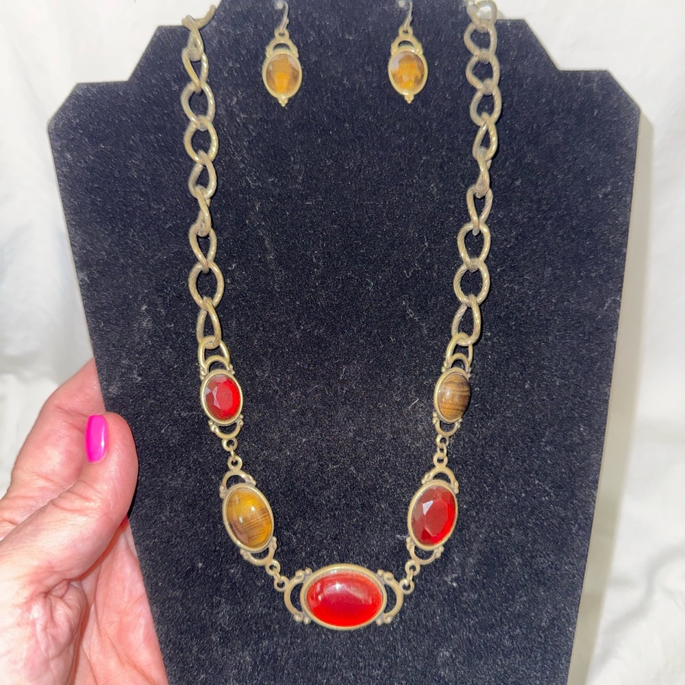 Avon Vintage Elegant Gold and Red Necklace Set.